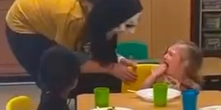 Alldaynews.gr Δασκάλες τρομοκρατούν νήπια φορώντας μάσκα scream – Οργή προκαλεί το βίντεο