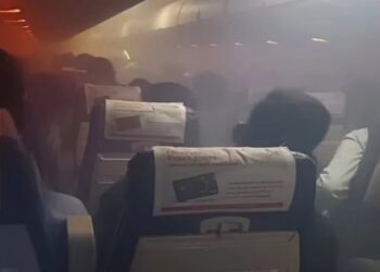 Πανικός σε πτήση όταν η καμπίνα γέμισε καπνούς: Το πλήρωμα τους καλούσε…να προσευχηθούν (video)