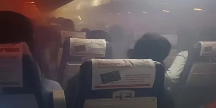 Πανικός σε πτήση όταν η καμπίνα γέμισε καπνούς: Το πλήρωμα τους καλούσε…να προσευχηθούν (video)