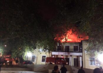 Video που κόβει την ανάσα: Οδηγός πήδηξε από το παράθυρο φλεγόμενου αγωνιστικού