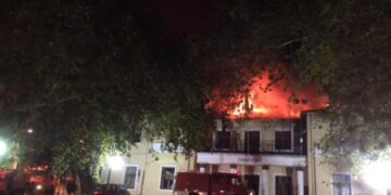 Alldaynews.gr Video που κόβει την ανάσα: Οδηγός πήδηξε από το παράθυρο φλεγόμενου αγωνιστικού