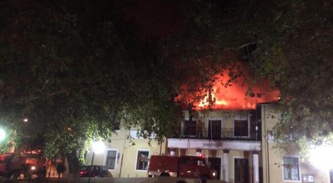 Alldaynews.gr Video που κόβει την ανάσα: Οδηγός πήδηξε από το παράθυρο φλεγόμενου αγωνιστικού