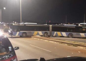 Τροχαίο στην λεωφόρο Σπάτων: Λεωφορείο “καβάλησε” την διαχωριστή νησίδα (εικόνες)