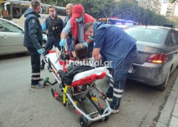 Κρεμάστηκε από το παράθυρο του αυτοκινήτου μετά από καβγά με τον πατέρα της, εκείνος πάτησε γκάζι και εκσφενδονίστηκε στο δρόμο