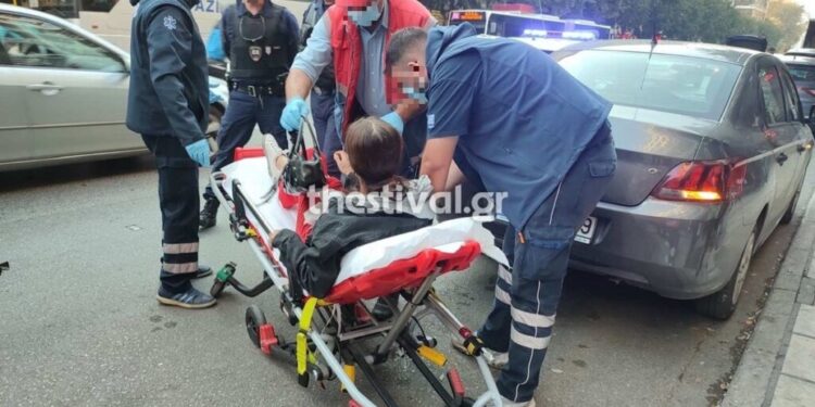 Alldaynews.gr Κρεμάστηκε από το παράθυρο του αυτοκινήτου μετά από καβγά με τον πατέρα της, εκείνος πάτησε γκάζι και εκσφενδονίστηκε στο δρόμο