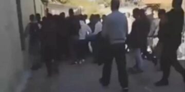 Alldaynews.gr Κρήτη: Ξυλοκόπησαν άγρια μαθητή και καθηγητή στο ΕΠΑΛ που πήγε να τούς χωρίσει από καβγά– Εικόνες ντροπής (video)