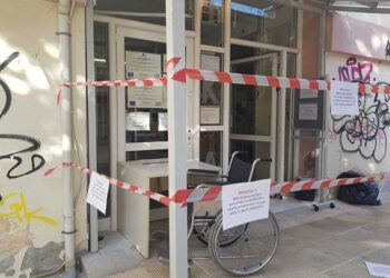 Κοζάνη: Τα έκανε “γυαλιά καρφιά” στα ιατρεία του ΙΚΑ γιατί δεν τον εξυπηρέτησαν (φωτο, video)