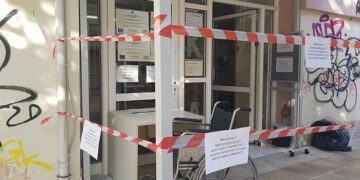 Alldaynews.gr Κοζάνη: Τα έκανε “γυαλιά καρφιά” στα ιατρεία του ΙΚΑ γιατί δεν τον εξυπηρέτησαν (φωτο, video)