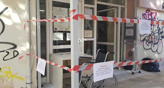 Alldaynews.gr Κοζάνη: Τα έκανε “γυαλιά καρφιά” στα ιατρεία του ΙΚΑ γιατί δεν τον εξυπηρέτησαν (φωτο, video)