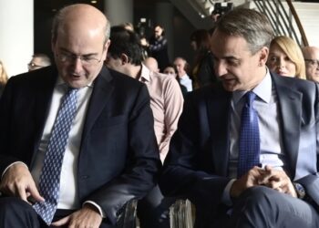 Μητσοτάκης σε Χατζηδάκη: «Τουλάχιστον δεν κινδυνεύεις να πέσουν τα μαλλιά σου» (video)