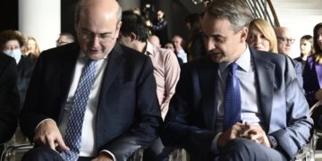Alldaynews.gr Μητσοτάκης σε Χατζηδάκη: «Τουλάχιστον δεν κινδυνεύεις να πέσουν τα μαλλιά σου» (video)