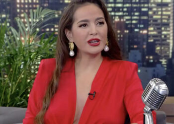 Πασίγνωστη τραγουδίστρια εμφανίστηκε χωρίς εσώpouχο στον Γρηγόρη Αρναούτογλου