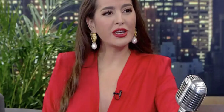 Πασίγνωστη τραγουδίστρια εμφανίστηκε χωρίς εσώpouχο στον Γρηγόρη Αρναούτογλου