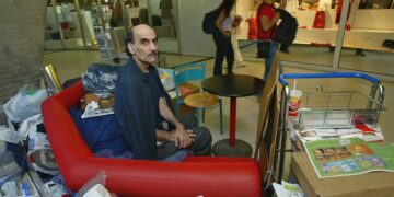 Alldaynews.gr Πέθανε ο άνθρωπος που έζησε 18 χρόνια σε ένα αεροδρόμιο – Έγινε ταινία από τον Τομ Χανκς