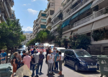 Τραγικές στιγμές: «Αστυνομικοί της έσπασαν την πόρτα» – Έχασε το σπίτι της η δημοσιογράφος Ιωάννα Κολοβού (video)