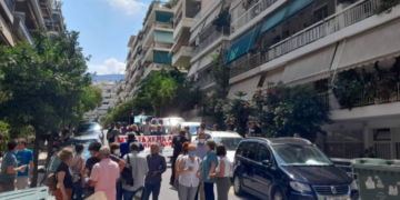 Alldaynews.gr Τραγικές στιγμές: «Αστυνομικοί της έσπασαν την πόρτα» – Έχασε το σπίτι της η δημοσιογράφος Ιωάννα Κολοβού (video)