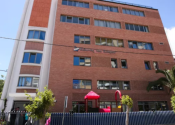 Κιβωτός του Κόσμου: Ένταση έξω από το σπίτι – Γονείς ζητούν πίσω τα παιδιά τους