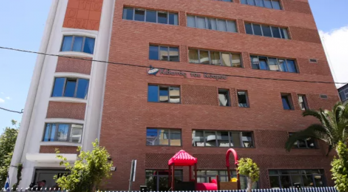 Κιβωτός του Κόσμου: Ένταση έξω από το σπίτι – Γονείς ζητούν πίσω τα παιδιά τους