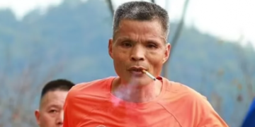 Alldaynews.gr Viral ο Κινέζος που έτρεχε Μαραθώνιο και κάπνιζε το ένα τσιγάρο πίσω από το άλλο…