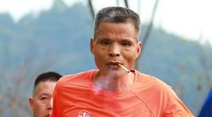 Alldaynews.gr Viral ο Κινέζος που έτρεχε Μαραθώνιο και κάπνιζε το ένα τσιγάρο πίσω από το άλλο…