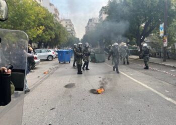 Alldaynews.gr Θεσσαλονίκη: Επεισόδια με μολότοφ και προσαγωγές σε σημείο της πορείας στο κέντρο της πόλης (φωτο, video)