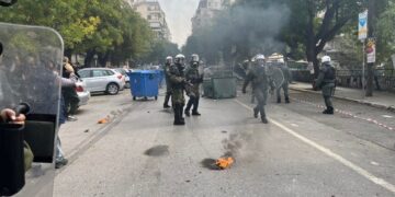 Alldaynews.gr Θεσσαλονίκη: Επεισόδια με μολότοφ και προσαγωγές σε σημείο της πορείας στο κέντρο της πόλης (φωτο, video)