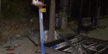 Απίστευτο τροχαίο στην Κατεχάκη – Νεκρός ο οδηγός: Έχασε τον έλεγχο του αυτοκινήτου και «καρφώθηκε» σε στάση λεωφορείου (φωτο, video)