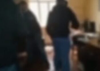 Alldaynews.gr Ντου στο γραφείο του δικαστικού επιμελητή που έκανε την έξωση στην Ιωάννα Κολοβού (video)