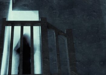 Η τρομακτική εικόνα που είδε στην κάμερα ασφαλείας την έχει «στοιχειώσει» – Σκέφτονται ακόμα και μετακόμιση