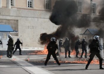 Επεισόδια έξω από τη Βουλή με μολότοφ και χημικά[Φωτογραφίες]