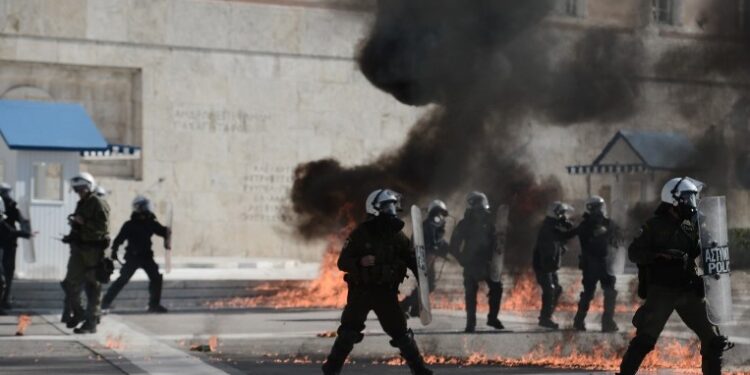 Επεισόδια έξω από τη Βουλή με μολότοφ και χημικά[Φωτογραφίες]