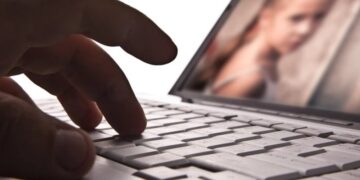 Alldaynews.gr Το Μεγάλο λάθος στο δωμάτιο του πaιδόφιλου- Έτσι τους πιάνουν