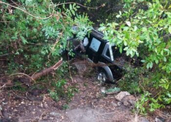 Σοκαριστικό τροχαίο με μητέρα, παιδιά και γιαγιά-Έπεσαν σε γκρεμό 10 μέτρων[Φωτογραφίες]