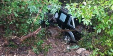 Σοκαριστικό τροχαίο με μητέρα, παιδιά και γιαγιά-Έπεσαν σε γκρεμό 10 μέτρων[Φωτογραφίες]