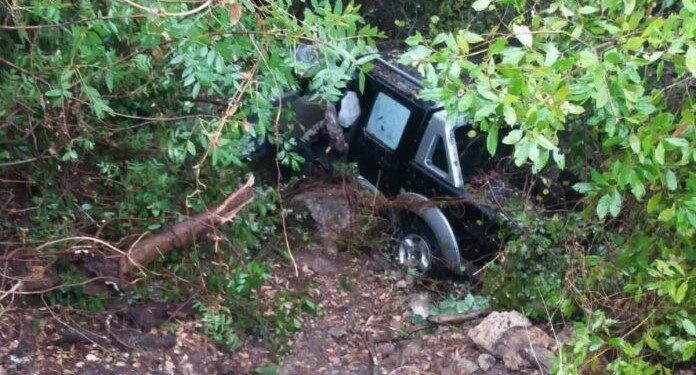 Σοκαριστικό τροχαίο με μητέρα, παιδιά και γιαγιά-Έπεσαν σε γκρεμό 10 μέτρων[Φωτογραφίες]