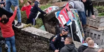 Alldaynews.gr Ασύλληπτη Τραγωδία: Νεκρά δύο παιδιά σε αγώνα Ράλι – Το αγωνιστικό έπεσε στους θεατές