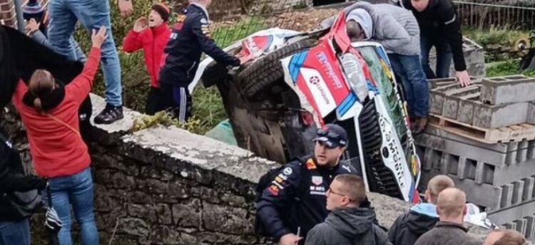 Alldaynews.gr Ασύλληπτη Τραγωδία: Νεκρά δύο παιδιά σε αγώνα Ράλι – Το αγωνιστικό έπεσε στους θεατές