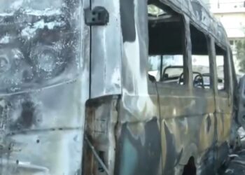 Έκαψαν σχολικό λεωφορείο στην Αργυρούπολη[video]