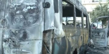 Έκαψαν σχολικό λεωφορείο στην Αργυρούπολη[video]