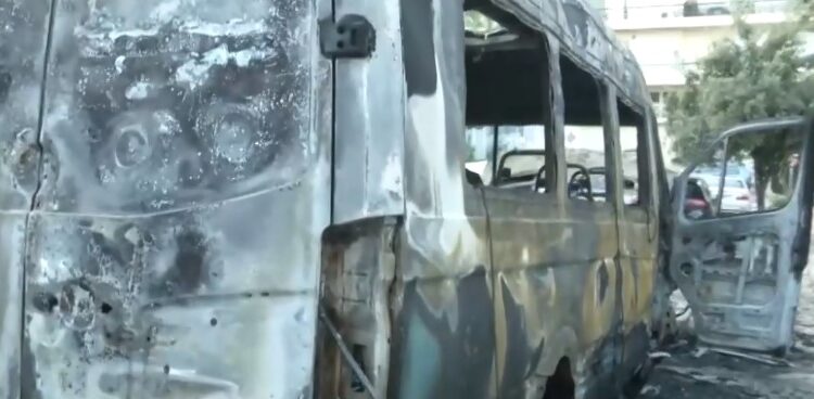 Έκαψαν σχολικό λεωφορείο στην Αργυρούπολη[video]