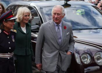 Πέταξαν αυγά στον βασιλιά Κάρολο και την Καμίλα στο Γιορκ-Έμεινε Ατάραχος[videos]