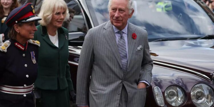 Πέταξαν αυγά στον βασιλιά Κάρολο και την Καμίλα στο Γιορκ-Έμεινε Ατάραχος[videos]