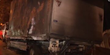 Έκαψαν φορτηγό πίσω από το Πολυτεχνείο[video]