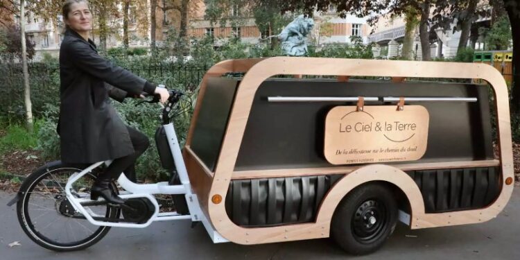 Κηδείες με νεκροφόρα – ποδήλατο: «Είναι ο καλύτερος τρόπος για να παρηγορηθείς» λέει η ιδιοκτήτρια[video]