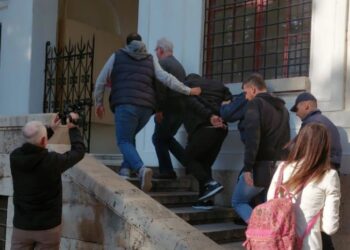 Γονείς ”Έσπασαν” στο Ξύλο και Συνέλαβαν 35χρονο που παρενοχλούσε μαθήτριες[video]