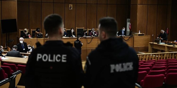 Alldaynews.gr Χρυσή Αυγή: «Ο Παύλος Φύσσας σήκωσε τη μπλούζα και μου έδειξε το τραύμα -“Αυτός με μαχαίρωσε” μου είπε»