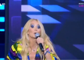 Alldaynews.gr J2US: Η Απίστευτη Γκaφα της Ναταλί Κάκκαβα-Τι έκανε με το Μικρόφωνο