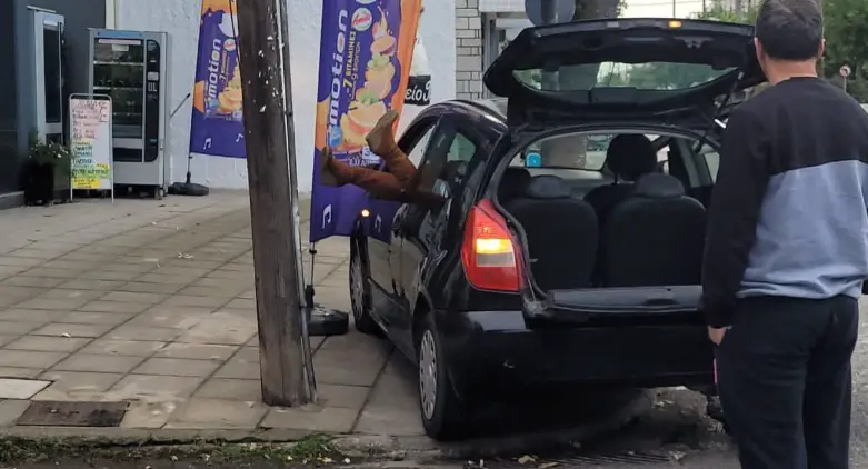 Απίστευτο συμβάν! Γυναίκα στο τσακίρ κέφι σταμάτησε το αμάξι της στη μέση του δρόμου, άρχισε να χορεύει και να πετάει καρέκλες