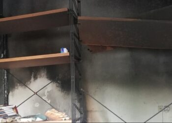 Σοκ στο Βόλο: Γιατρός έβαλε Φωτιά στο Σπίτι του και βγήκε να Φάει Μακαρόνια στην Αυλή