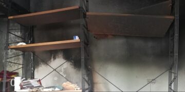 Σοκ στο Βόλο: Γιατρός έβαλε Φωτιά στο Σπίτι του και βγήκε να Φάει Μακαρόνια στην Αυλή